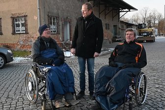 Spendenaktion "Leser helfen": Worauf Markersdorfer Rollstuhlfahrer hoffen - Gunther Liebers (links) und seinen Bruder Frank (im Foto neben Robin Helmert vom Eisenbahnverein) hat innerhalb weniger Monate ein ähnliches Schicksal ereilt. Nach einem Unfall beziehungsweise nach einer Operation sind sie auf den Rollstuhl angewiesen und können deshalb auch nicht mehr aktiv am Vereinsleben der Modelleisenbahnfreunde teilnehmen. Das könnte sich mit Hilfe der "Leser helfen"-Aktion bald ändern.