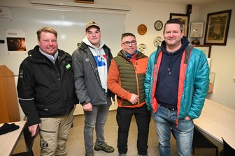 Spendenaktion nach dreistem Diebstahl: Falkenauer zeigen Herz für ihren Skiclub - Die Feuerwache Falkenau war Schauplatz einer Benefizaktion für den Skiverein. Dessen Vorstand zeigte sich überwältigt: Tom Klädtke, Johann Henkelmann, Tilo Henkelmann und Jens Thierbach (v. l).