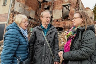 Spendenaktion nach Explosion: Familie will ihr Haus sanieren - Regina und Rüdiger Queck mit ihrer Tochter Silvia Queck-Hänel vor ihrem Haus, das vorigen Sonntag durch die Explosion im Nachbarhaus stark zerstört wurde. Durch eine Spendenaktion soll der Schutt wegkommen. 