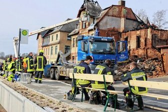 Spendenaktion nach Explosion: Familie will ihr Haus sanieren - Der hohe Schutthaufen am Nachbarhaus macht Familie Queck Sorgen. Er sollte schnell weg, damit Baufreiheit gegeben ist.