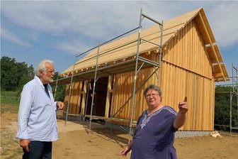 Spendenaktion trägt Früchte: Rohbau für neue Scheune der Kloschwitzer Naturschützer steht bereits - Der Scheunenbau nahe Kloschwitz läuft. Vereinschef Peter Luban und Bauleiterin Elke Schneeweiß arbeiten gut zusammen.