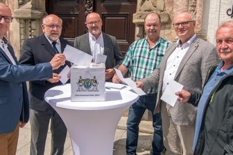 Spendenaktionen für Flutopfer - Mit gutem Beispiel voran: Marienbergs Oberbürgermeister André Heinrich und die Stadträte Wolfgang Jasper, Roy Müller, Michael Bergelt, Andreas Haustein und Alfred Wosnitza (v. l.) spenden erste Beträge. 
