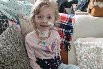 Spendenaufruf für schwerkranke kleine Frieda aus Zwickau - Spenden sollen helfen, damit sich Friedas Familie ein neues Auto kaufen kann, in das ein Rollstuhl passt.