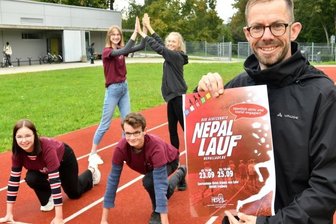 Spendengeld für Projekt der Schülerfirma: Nepallauf in Freiberg startet - Benjamin Schmuck (rechts), projektbegleitender Lehrer des Freiberger Geschwister-Scholl-Gymnasiums.