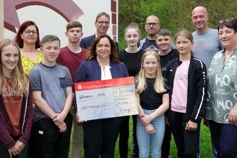 Spendenlauf bringt über 36.300 Euro ein - Im Beisein von Mädchen und Jungen aus der Stadtschule sowie Organisatoren und Unterstützern des Spendenlaufs wurde der symbolische Scheck an die Vertreter der Arbeiterwohlfahrt Erzgebirge übergeben.