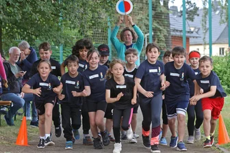 Spendenlauf in Crimmitschau: Grundschüler laufen für neue Spielgeräte auf dem Pausenhof - Die Klasse 3b nahm auch am Spendenlauf teil. Im Bild: Lehrerin Ellen Walther mit ihren Schülern.