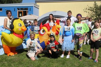 Spendenlauf in Leubsdorf: 75.000 Euro fehlen noch für den Hortneubau - Diese Teilnehmer nahmen verkleidet am Leubsdorfer Spendenlauf teil.