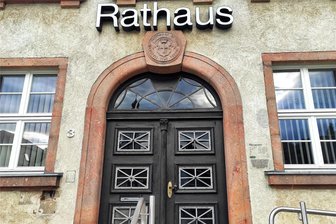 Spendenmarathon im Neumarker Gemeinderat – Warmer Geldregen für Kindereinrichtungen - Die Annahme von Spenden ist ein erfreulicher Tagesordnungspunkte beim Gemeinderat, der im Neumarker Rathaus tagt.