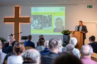 Spendenprojekt für Plauener Synagogenmauer: Was außer Geld noch nötig ist - Bei der Auftaktveranstaltung zum Crowdfunding-Projekt in der Kapelle der Siebenden-Tags-Adventisten erinnerte Clemens Uhlig vom Stadtarchiv auch an den Zeitzeugen Joachim Frotscher, der erst in diesem Jahr verstorben war.