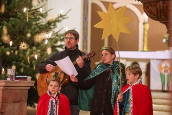 Spendenrekord beim Dreikönigssingen rund um Hohenstein-Ernstthal - Sebastian Krapp mit seinen Kindern beim Auftakt in der Kirche Callenberg.