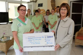 Spendenrekord beim Hospizlauf im Erzgebirge: Wie viel Geld diesmal zusammenkam - Klinik-Geschäftsführerin Constanze Fisch (.) übergab Hospizleiterin Simone Kaufmann den Spendenscheck.