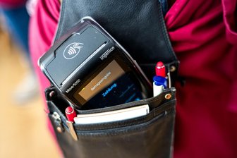 Spendensammler mit mobilen Kartenlesegeräten: Polizei in Oberfranken warnt vor Betrügern - Die Polizei warnt vor Betrügern, die über Kartenlesegeräte Spenden einsammeln.