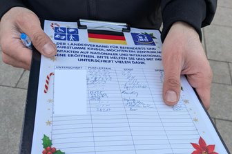 Spendensammler vor Geschäften und an Haustüren verunsichern Vogtländer: Wer ist echt, was ist Fake? - Das ist Fake: Der Verein Handicap International warnt vor falschen Spendensammlern – derzeit auch im Vogtland unterwegs. Angeblich wird für taubstumme Kinder gesammelt.