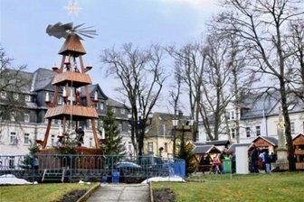 Spendensammlung für Deutschlands höchstgelegene Pyramide läuft gut an - Die Oberwiesenthaler Ortspyramide ist in die Jahre gekommen. Für ihre Sanierung wird Geld gesammelt.