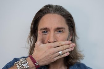 Spendenwelle nach Leipziger „Davidstern-Skandal“: Hotelmitarbeiter Markus W. schickt eine rührende Nachricht - Sänger Gil Ofarim hat durch seine Teilnahme und seinen Sieg beim RTL-Dschungelcamp Kasse gemacht. Auf eine echte Entschuldigung für seine falschen Beschuldigungen gegen einen Leipziger Hotelmitarbeiter warteten die Zuschauer aber vergeblich.