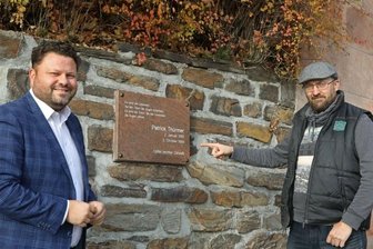 Spender ersetzen zerstörte Gedenktafel für Patrick Thürmer - OB Lars Kluge (links) und Udo Friedrich an der neuen Gedenktafel für Patrick Thürmer. Die alte war zerstört worden.