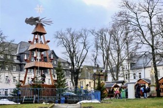 Spender zeigen Herz für Deutschlands höchstgelegene Pyramide - Die Pyramide auf dem Oberwiesenthaler Markt dreht sich auch in dieser Weihnachtszeit wieder. Doch sie muss dringend komplett restauriert werden.