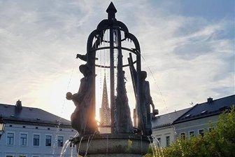 Sperk oder nicht Sperk: Oelsnitz diskutiert über Wappentier der Stadt - Der Sperkenbrunnen am Oelsnitzer Marktplatz - eine Aufnahme aus der am vergangenen Montag beendeten Brunnensaison in diesem Jahr.