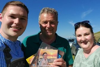 Sperk schenkt Spatzenchef CD - Sänger Markus Hoffmann und seine Frau Janine überraschten den Chef der Kastelruther Spatzen, Norbert Rier, auf der Seiser Alm mit dem geradeerschienenen Album "Sommersonnenträume" des Oelsnitzers. 