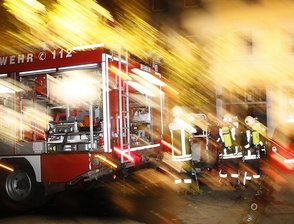 Sperrmüll und Mülltonnen brennen in der Nacht -