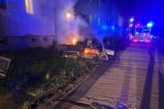 Sperrmüllbrand in Hainichen: Wohnhaus kurzzeitig evakuiert - Zu diesem Sperrmüllbrand musste die Feuerwehr in Hainichen ausrücken.