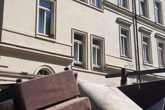 Sperrmüllhaufen endlich weg - Der Sperrmüllhaufen am Haus Karlsbader Straße 27 ärgerte wochenlang Passanten und Anwohner - nur nicht die weggezogenen Verursacher.