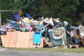Sperrmüllhaufen erhitzt die Gemüter - Ein unschöner Anblick, dieser Müllberg in Schwarzenberg. 