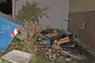 Sperrmüllhaufen in Zwickau in Brand gesetzt - Der gelöschte Sperrmüllhaufen an einem Mehrfamilienhaus an der Moseler Straße.