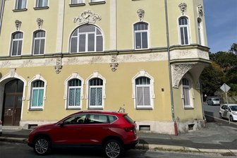 Sperrstreifen in Oelsnitz soll im Oktober markiert werden - An der Paul-Rebhun-Straße in Oelsnitz wird teils weit Richtung Kreuzung geparkt. Die Sperrfläche ist total verblasst.