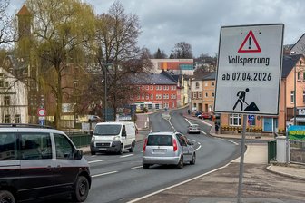 Sperrung ab Dienstag im Vogtland: Wegen 450 Meter Baustelle bis zu 43 Kilometer Umweg - Schilder weisen bereits auf die kommende Vollsperrung in Auerbach hin.