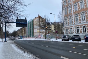 Sperrung am Chemnitzer Zöllnerplatz wird verlängert - Seit Monaten das gleiche Bild: Fußweg und Straße vor einem alten Haus am Zöllnerplatz sind abgesperrt.