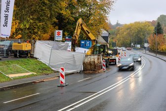 Sperrung an Bundesstraße im Erzgebirge lässt rätseln: Was tut sich da am Fahrbahnrand? - In Bad Schlema musste eine Spur der B 169 gesperrt werden.