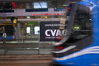 Sperrung an Zentralhaltestelle in Chemnitz: Bus- und Bahnlinien geändert - Wegen Bauarbeiten an der Zentralhaltestelle kommt es am Dienstag zu Fahrplanänderungen.