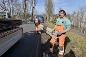 Sperrung auf B 180 im Erzgebirge hat begonnen - Am Montag sind Leitplanken demontiert worden - im Bild Marcel Wilde (hinten) und Andre Wilde.