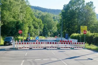 Sperrung auf zwei Bundesstraßen im Großraum Aue endet in Kürze – B 101 dafür halbseitig dicht - Blick auf die Sperrscheiben und den Bauzaun auf der B 169 zwischen Aue und Bad Schlema: Jetzt steht der Termin fest, ab wann wieder freie Fahrt ist.