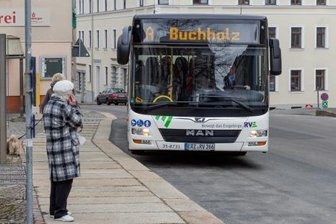 Sperrung B 101: Kritik an neuen Routen für Stadtbusse - Einige Linien des Stadtverkehrs - wie die Linie A - halten derzeit nicht auf dem Markt in Annaberg. 