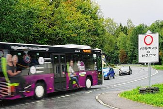 Sperrung: B 283 in Zwota ab 26. September für zwei Monate zu - An der B 283 in Zwota kündigen bereits Schilder die Vollsperrung an.