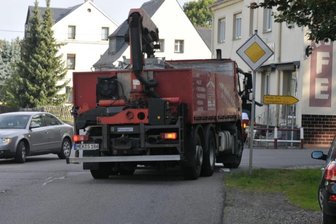 Sperrung der B 101 in Großhartmannsdorf: Umleitung im Test - Seit der B-101-Sperrung eine gefährliche Kreuzung für Fußgänger und Fahrzeugführer: der Abzweig Muldaer Straße in Großhartmannsdorf. Besonders prekär wird es immer dann, wenn breite Lastwagen abbiegen.