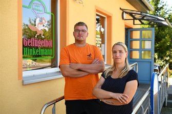 Sperrung der B 175 bringt Geflügelhof in Seelitz in Bedrängnis - Marleen und Nils Graichen betreiben den Geflügelhof Hinkelmann und den dazugehörigen Hofladen in Zschaagwitz. Wegen der Sperrung der B 175 bleiben die Kunden aus.