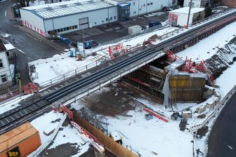 Sperrung der Bahnstrecke Werdau–Gößnitz: Ersatzverkehr startet am 23. Februar - Der Bau der neuen Bahnbrücke Breitscheidstraße in Crimmitschau aus der Vogelperspektive.