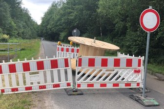 Sperrung der besonderen Art: Warum eine Kabeltrommel diese Straße im Erzgebirge blockiert - Eine Kabeltrommel blockiert diese Straße bei Lauter. Das Bild zeigt die Sperrung vor wenigen Tagen – da wirkte sie eher sporadisch. Inzwischen wurde nachgebessert.