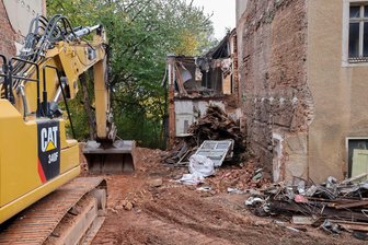 Sperrung der Dresdner Straße in Hohenstein-Ernstthal dauert länger - Weil sich der Abriss der Dresdner Straße 36 verzögert, bleibt die Straße länger dicht.