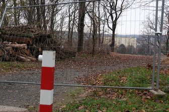 Sperrung des Rundweges und Baumfällungen sorgen für Ärger - Eine Baustelle verhindert seit Ende Juni die durchgängige Nutzung des Eckersbacher Rundweges. Noch vor Weihnachten soll laut der Zwickauer Energieversorgung eine Lösung gefunden werden.