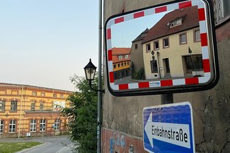 Sperrung in den Herbstferien: Haus am Ring in Lunzenau wird abgerissen - Das Haus Am Ring 6 in Lunzenau kann nun abgerissen werden. Es ist das gelbe Gebäude, das hier im Spiegel zu sehen ist.