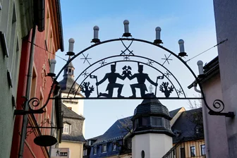 Sperrung in Schwarzenberger Altstadt, um Schwibbogen wieder zu postieren - Die Untere Schlossstraße bleibt zwei Tage dicht.