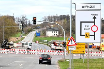 Sperrung mit „Gnadenfrist“: Autobahnzubringer zur A 4 in Hainichen ist dicht - der Verkehr stockt auf der Umleitung - Der Autobahnzubringer in Hainichen. Seit Montagmittag ist die S 201 nun gesperrt, die Anschlussstelle der A 4 ebenso.