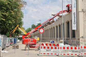 Sperrung nach Großbrand in Chemnitz: Jetzt ist auch noch eine Umleitung dicht - Eigentlich eine nicht unbedeutende Straße für den Durchgangsverkehr, gleicht die gesperrte Schönherrstraße an der ausgebrannten Gießerei derzeit eher einer Baustelle. Immerhin: Fußgänger kommen neuerdings wieder an der Ruine vorbei.