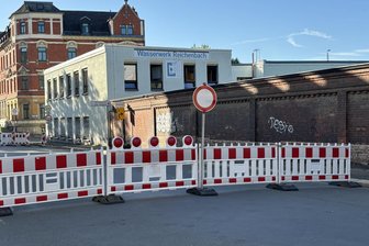Sperrung nach Straßeneinbruch im Vogtland - Zwischen Zwickauer und Bauhofstraße ist die Stockmannstraße gesperrt.