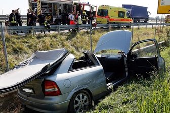 Sperrung nach Unfall auf B174 - Am Vormittag überschlug sich ein Auto auf der B 174.