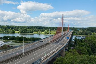 Sperrung um Bonner Nordbrücke angepasst - Die Bonner Rheinbrücke bleibt vorerst gesperrt - aber man kann näher an sie ran fahren. (Archivbild)